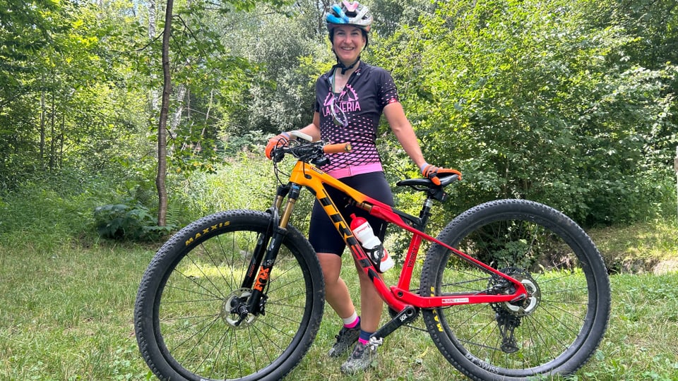 Ursina Condrau und ihr Mountainbike mit dem sie am Swiss Epic teilnimmt.