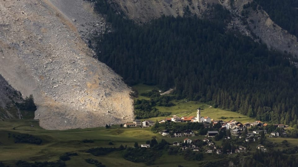 Die sich bewegenden Massen über dem Bünder Dorf Brienz im November 2024