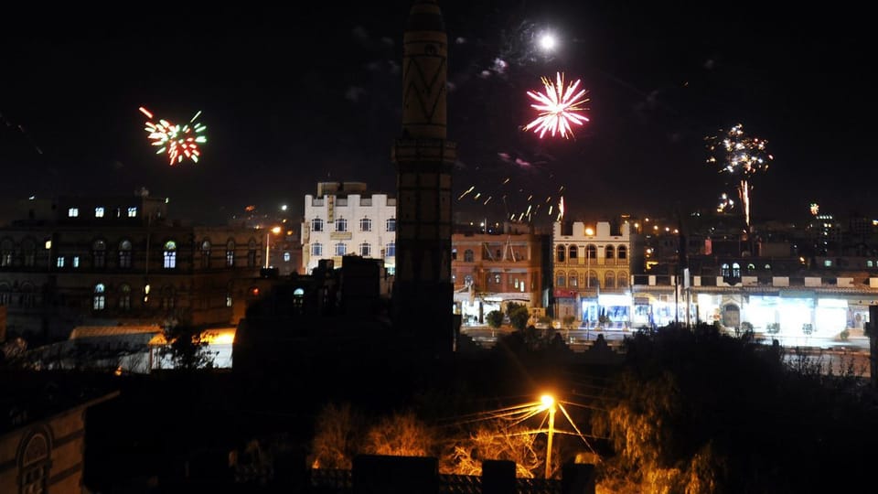 Feuerwerk über Stadt im Yemen