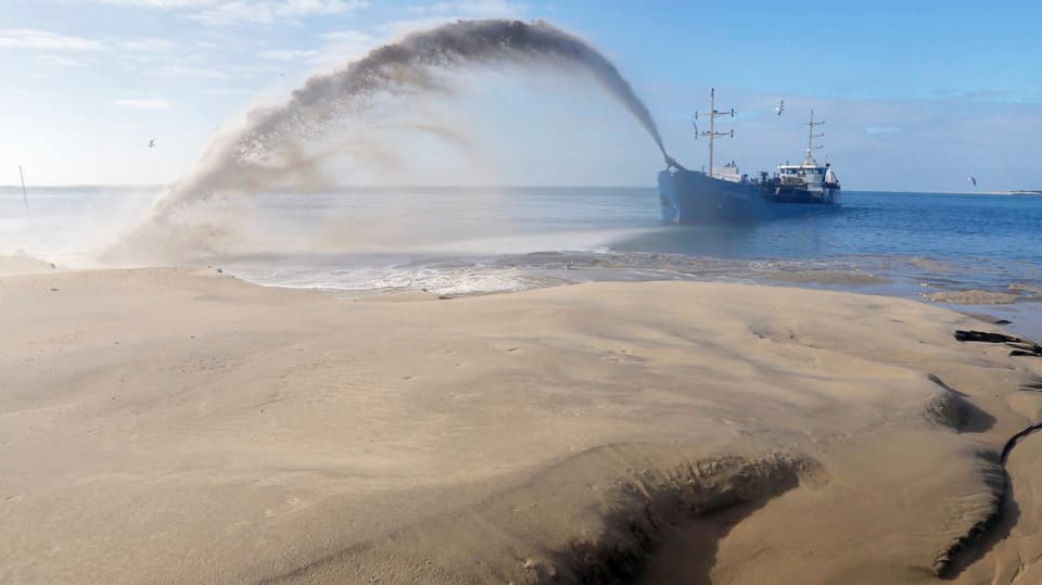 Ein Sandbagger kommt im Kampf gegen die Erosion vor der französischen Küste zum Einsatz.