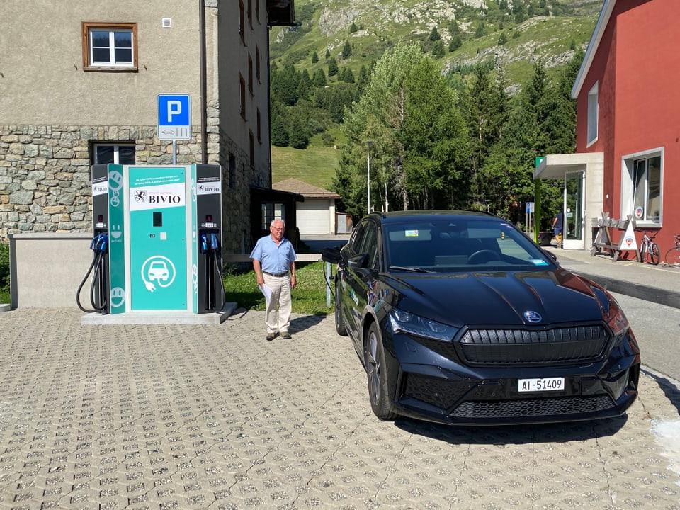 L'auto vegn chargià sin il parcadi grond da Bivio.