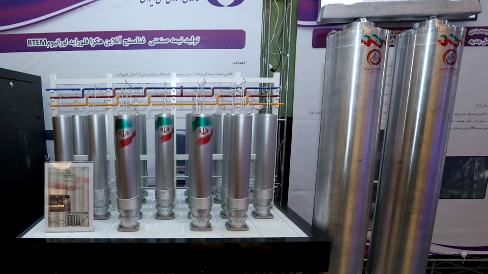 Während des Nationalen Kernenergietags des Irans werden Zentrifugen ausgestellt.