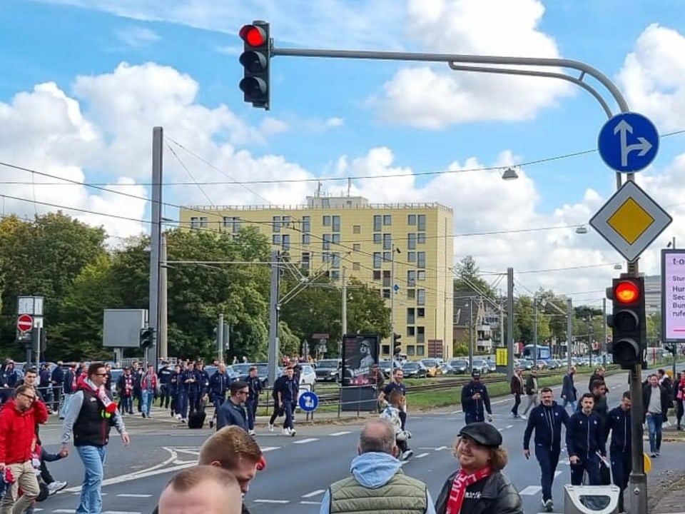 Spieler und Funktionäre des Karlsruher SC legen die letzten Meter zum Stadion zu Fuss zurück.