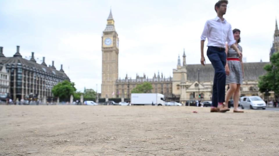 Die Erde am Parliament Square in London ist wegen der andauernden Hitze rissig geworden.