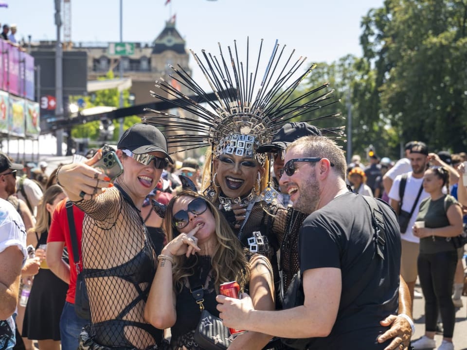 Gruppe von Feiernden macht ein Selfie auf einem Festival.