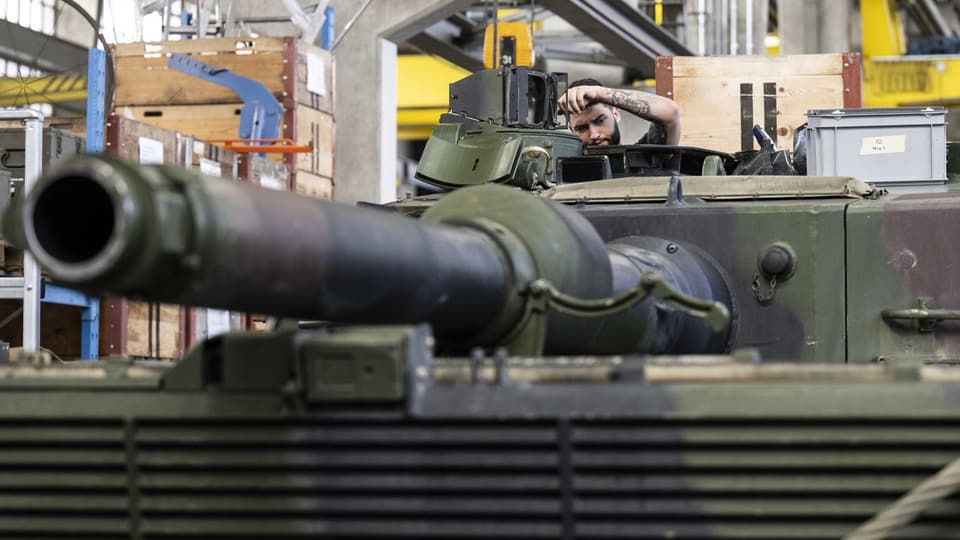 Ein Mechaniker wartet den Panzerturm vom Typ Leopard 2 in einer Wartungshalle der Ruag.