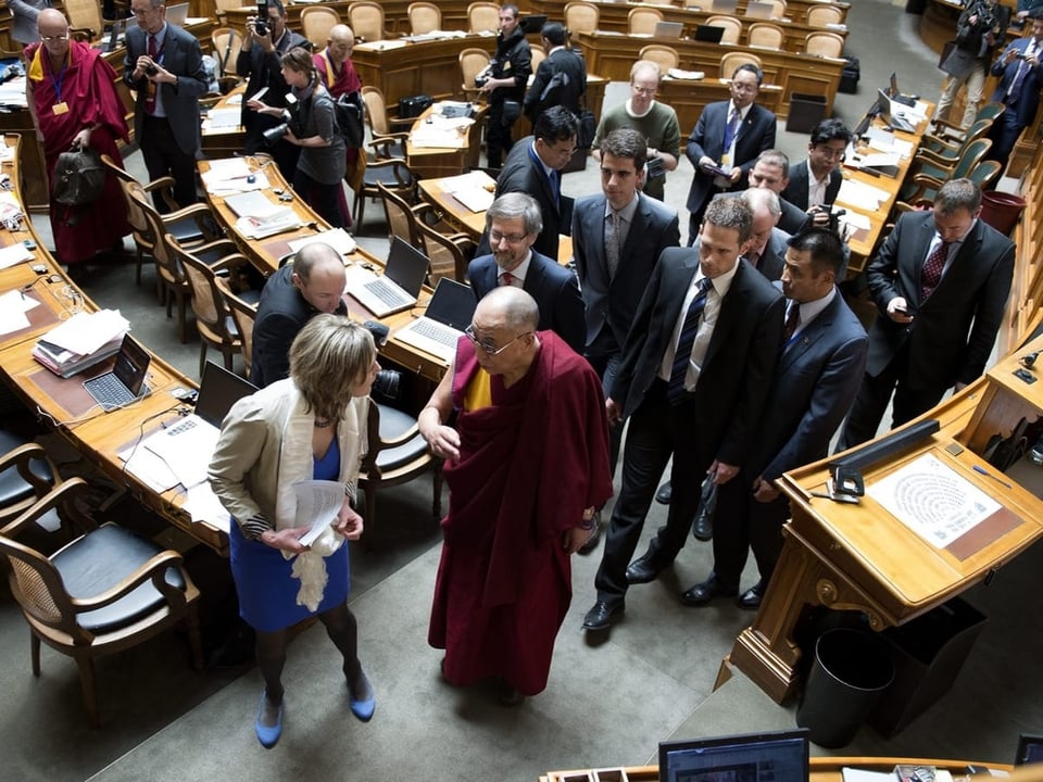 Dalai Lama im Gespräch mit Personen im Parlament.