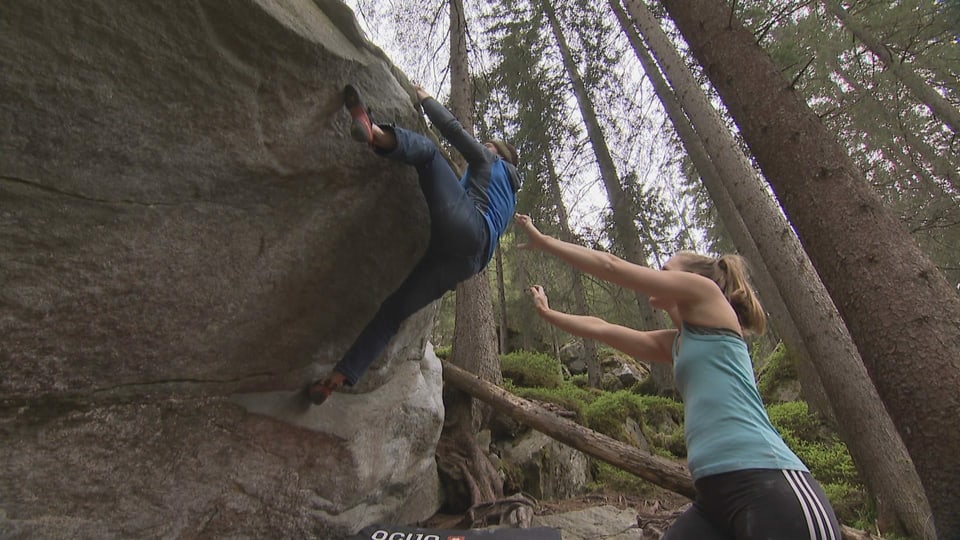 Boulderer an einem Felsblock im Magic Wood