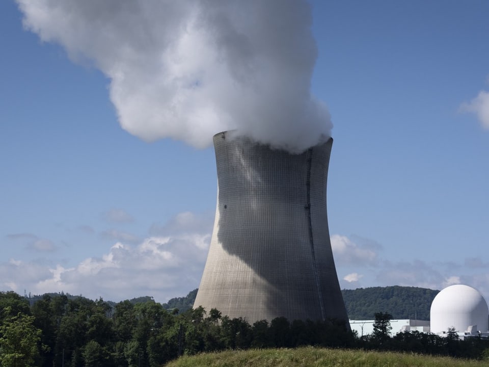 Kühlturm eines Kernkraftwerks mit Dampf.