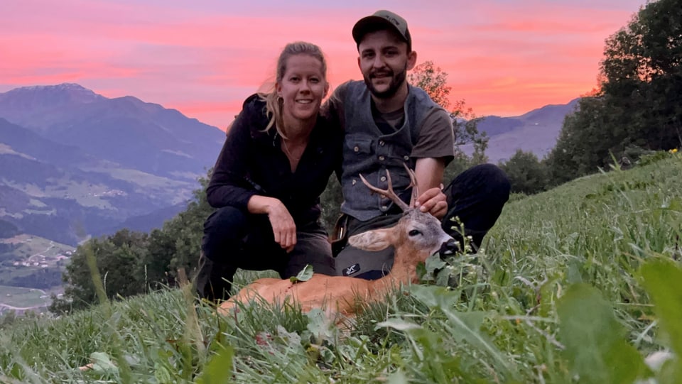 Mann und Frau mit Rehbock