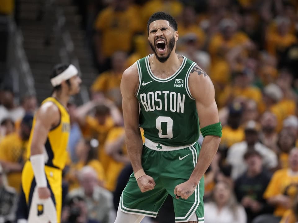 Boston Celtics Spieler jubelt während des Basketballspiels.
