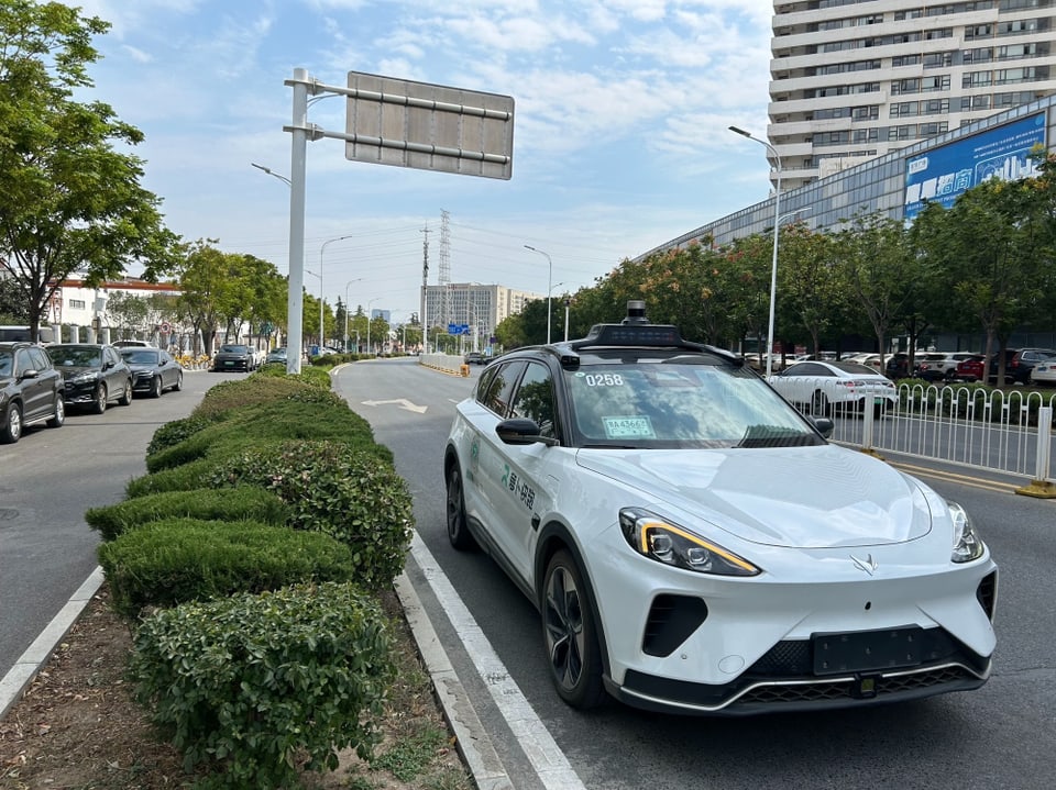 Weisses Auto auf einer städtischen Strasse geparkt.