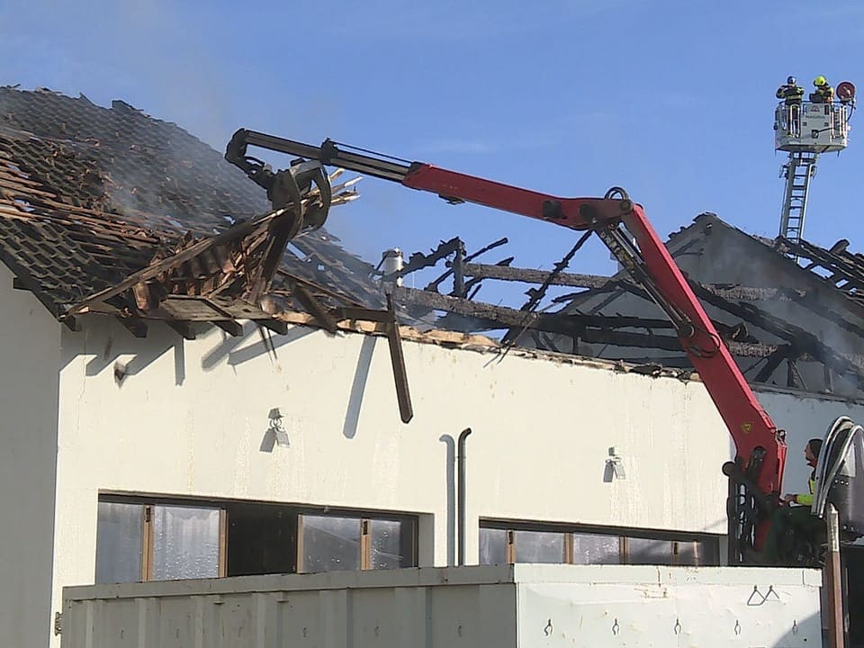 Das Dach des Industriegebäudes wurde fast vollständig zerstört. 