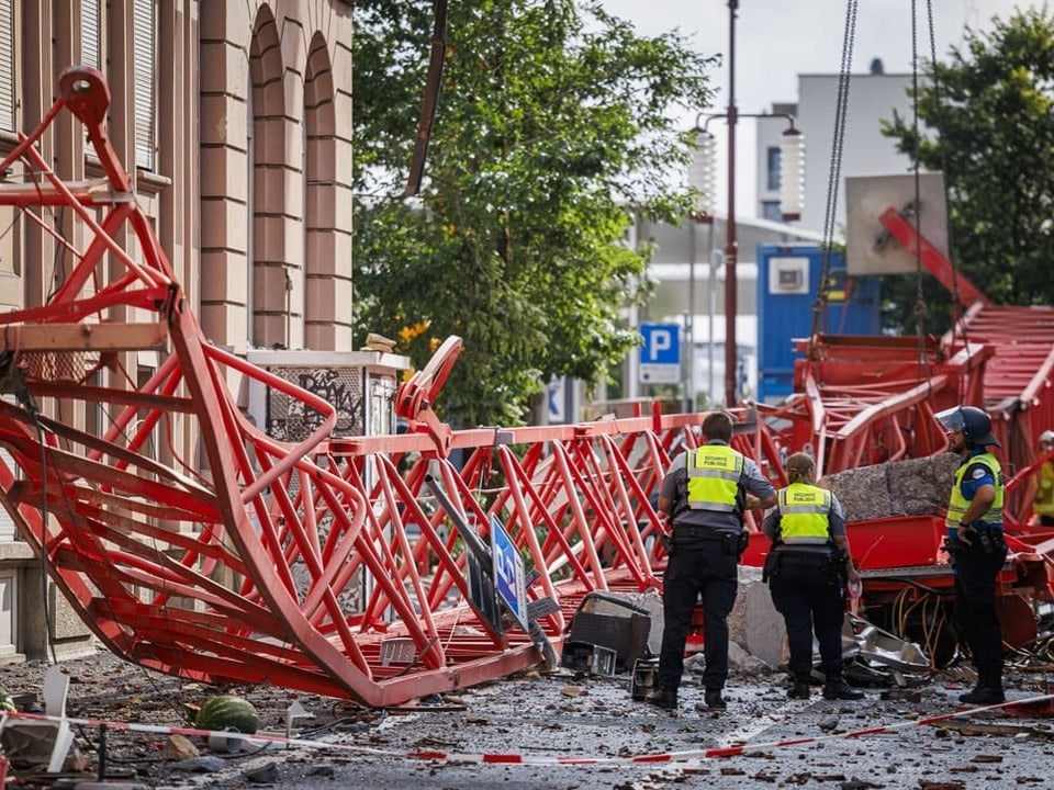 Umgekippter Baukran im Stadtzentrum von La Chaux-de-Fonds