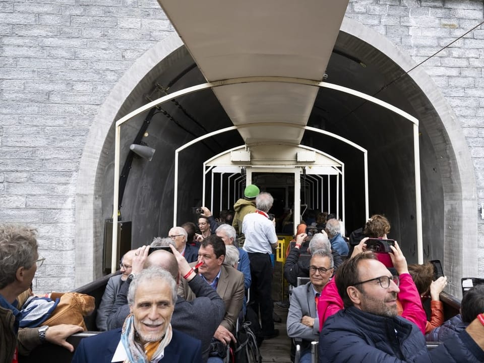 Lichtshow im neuen Tunnel.: Viele Schaulustige lassen sich den historischen Moment der Eröffnung nicht entgehen.