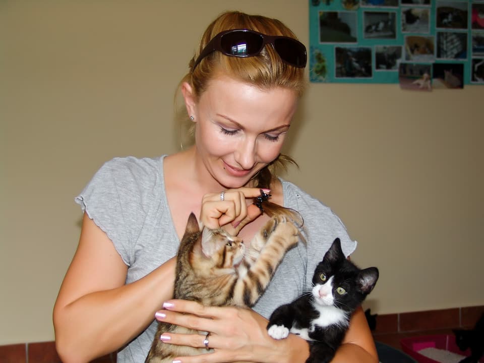 Susy Utzinger mit zwei Katzen