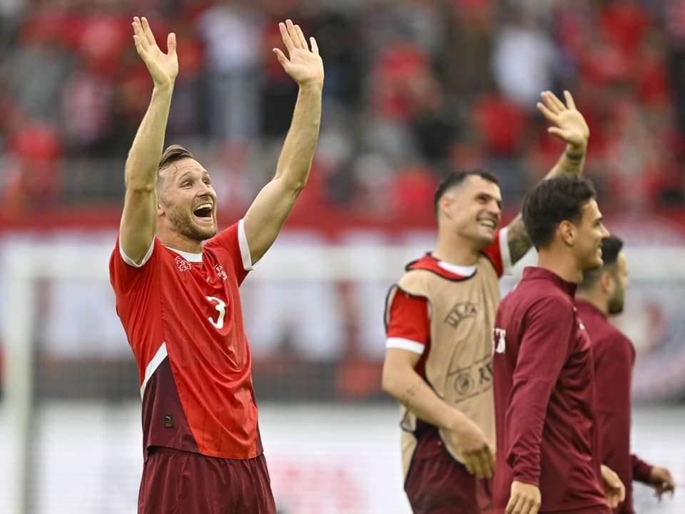 Fussballspieler feiern auf dem Spielfeld.