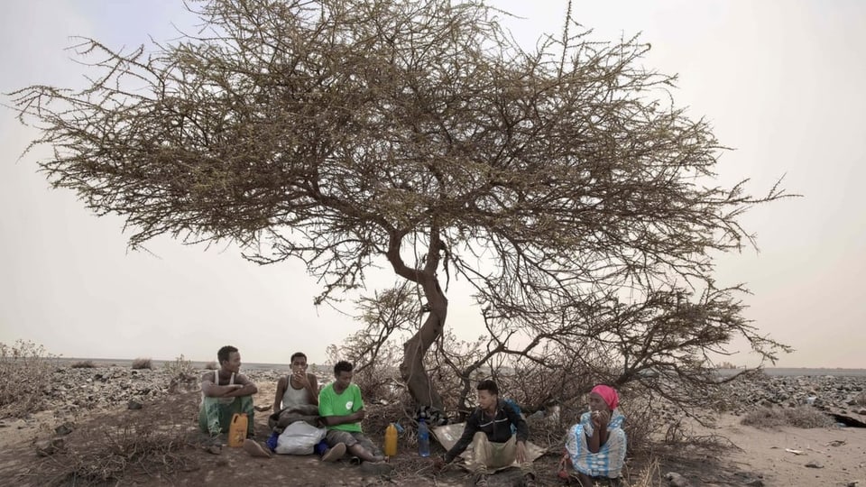 Migranten warten auf die Überfahrt in den Jemen, 2019.