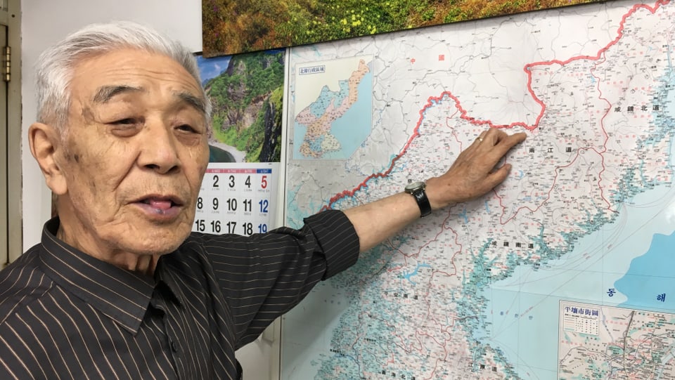 Kim Kyung-jae zeigt auf eine Nordkorea-Karte.