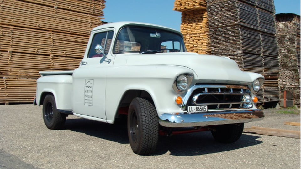 Ein hellblauer Chevrolet, Jahrgang 1957, steht in einem Sägewerk in Luzern. Das Auto wurde zu einem Elektroauto umgebaut. (Walter Fassbind)