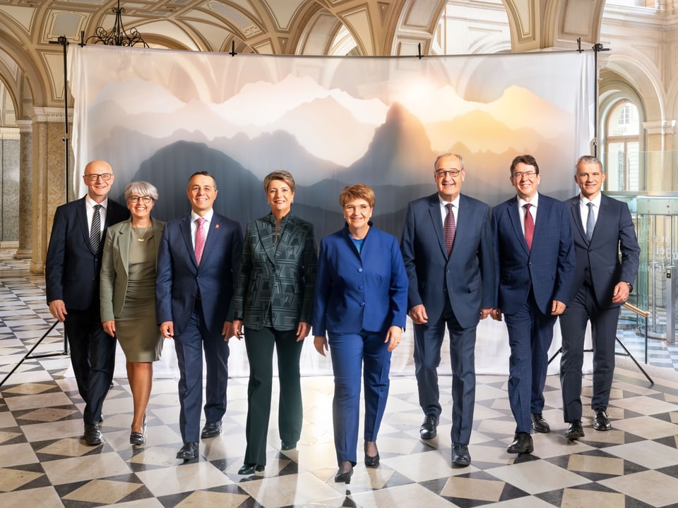 Das Bundesratsfoto. Die acht Personen laufen auf die Kamera zu.