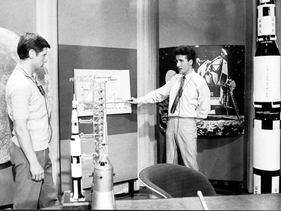Zwei Männer 1969 im Fernsehstudio zur Mondlandung.