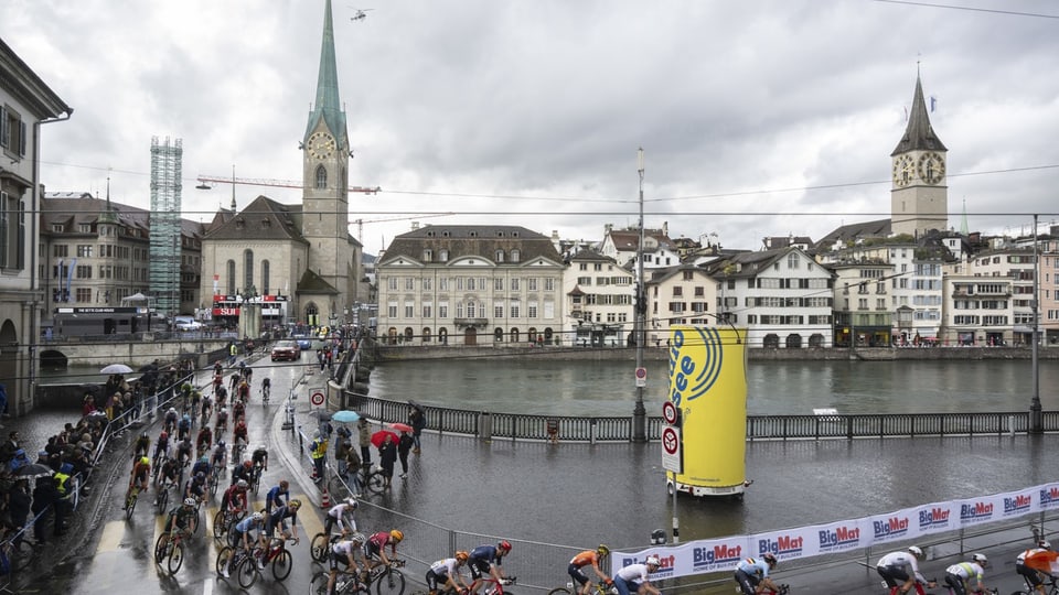 Radrennfahrer während eines Rennens zwischen Fraumünster und Grossmünster.