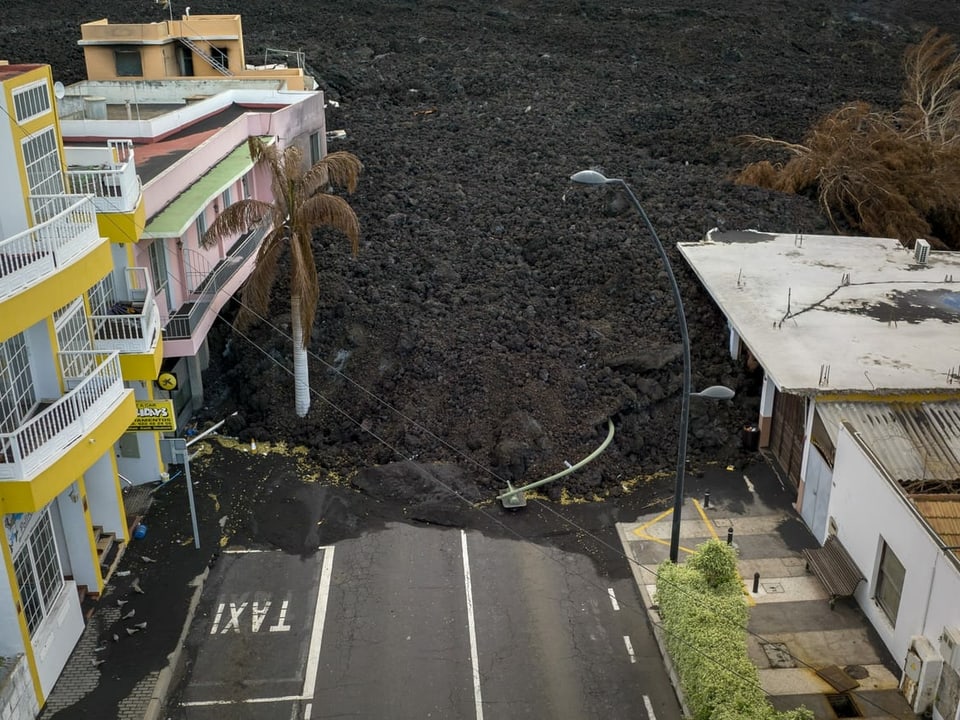 Von Lava begrabene Häuserzeile