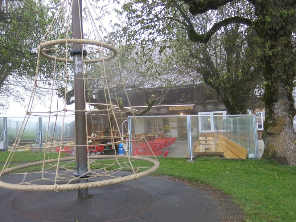 Spielplatz mit Gartenterrasse.