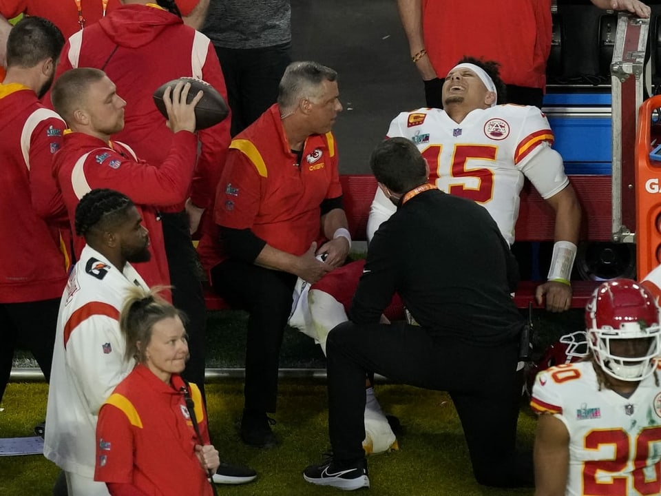 Patrick Mahomes schreit vor Schmerzen im Knöchel.