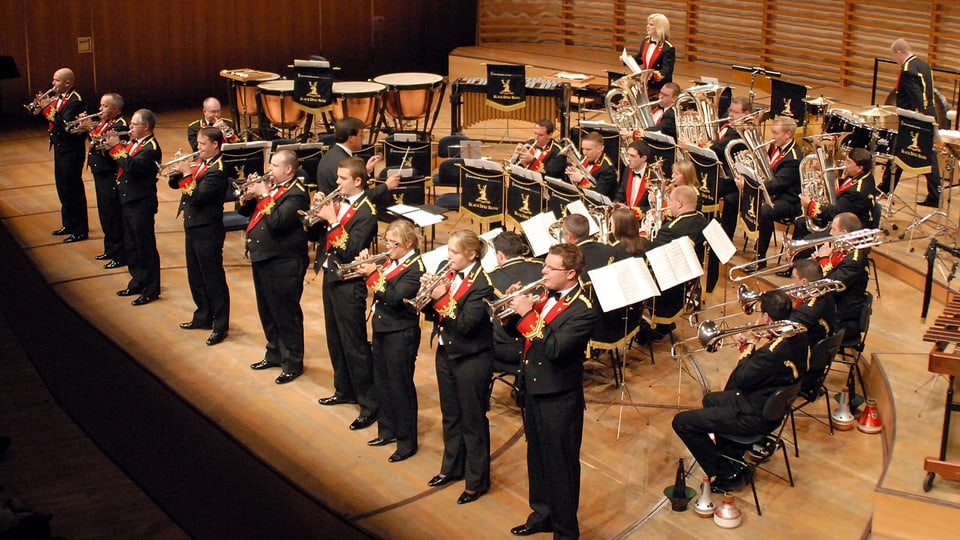 Black Dyke Band spielt auf der Bühne.