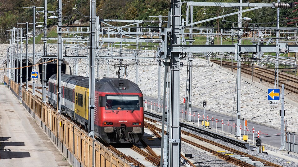 Messzug vor Tunnel