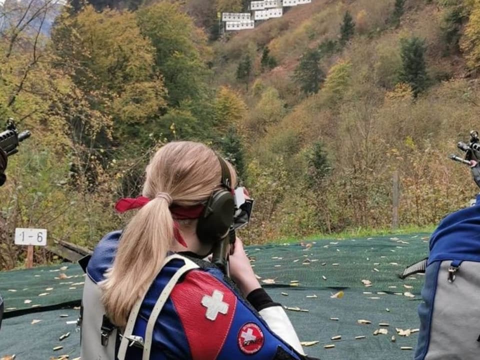 Marion Fischer hat die Zielscheibe am Rütlischiessen im Visier.