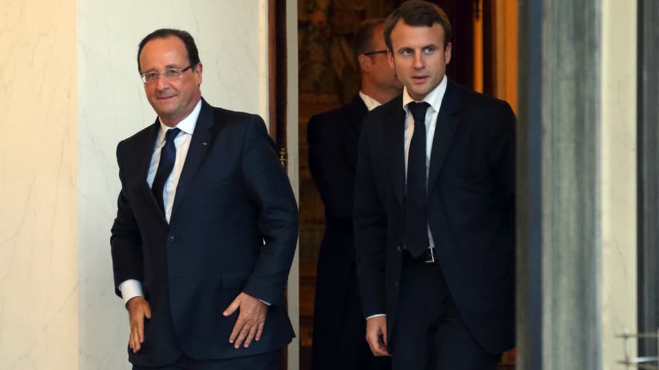 Hollande und Macron aus einem Saal gehend.