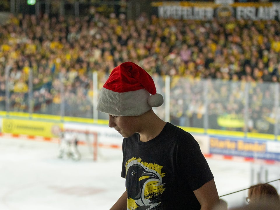 Ein Fan mit Weihnachtsmütze im Stadion.