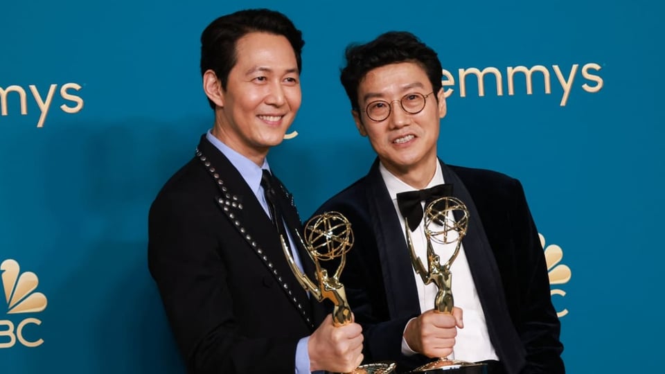 Auf dem Bild sieht man die beiden Preisträger Hwang Dong-hyuk und Lee Jung-jae mit ihren Emmy-Awards.
