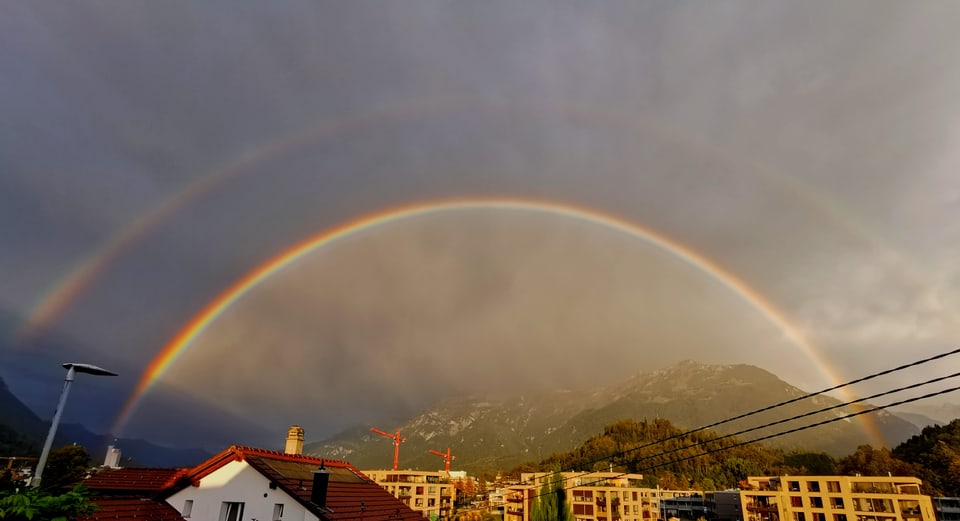Doppelter Regenbogen über dem Bödeli