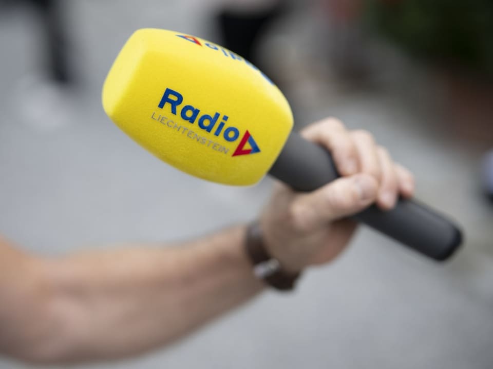 Gelbes Mikrofon mit Radio-Logo.