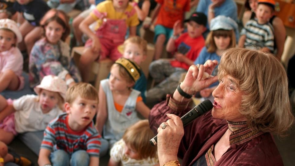 Trudi Gerster vor Kindern