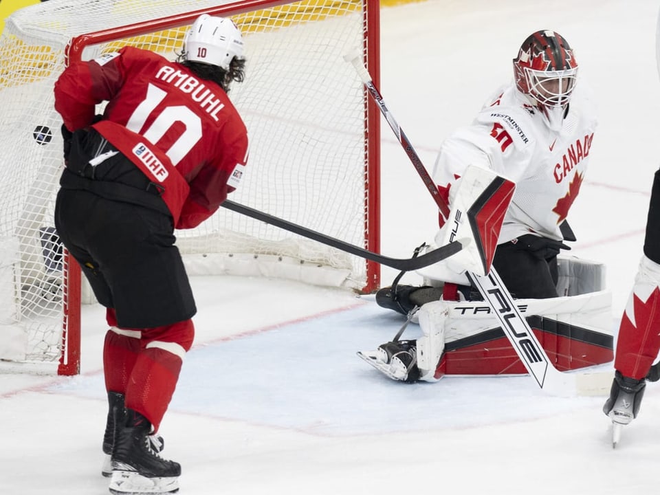 Eishockeyspieler schiesst auf das Tor gegen Torhüter.