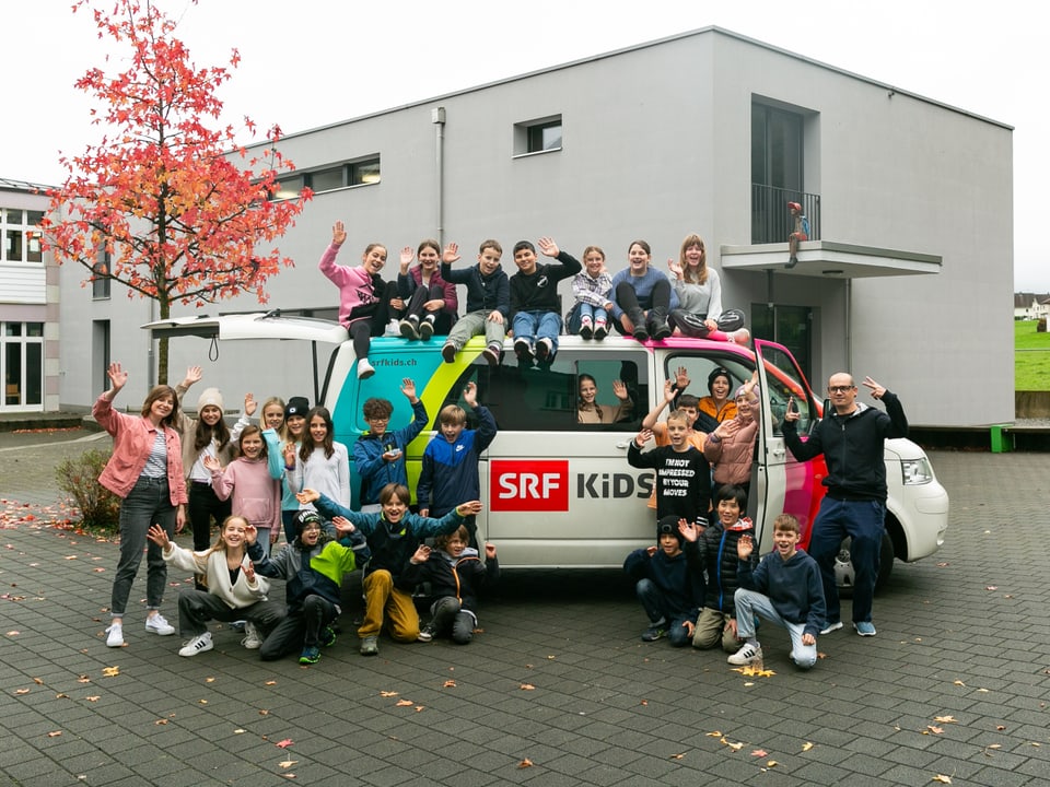 Ein Klassenfoto vor dem SRF Kids Bus