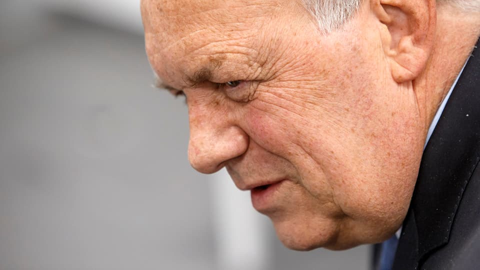 Schneider-Ammann blickt nach unten