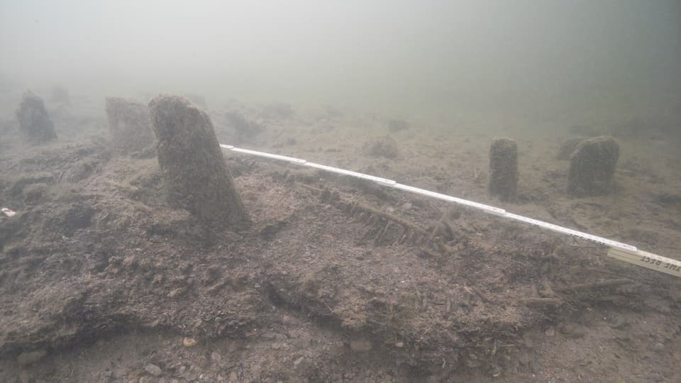 Die Pfähle am Seegrund sind Zeugen der alten Phalbauerhäuser.