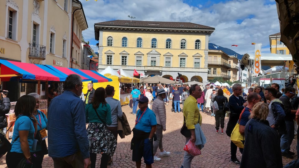 Piazza Collegiata in Bellinzona am Eidgenössischen Volksmusikfest