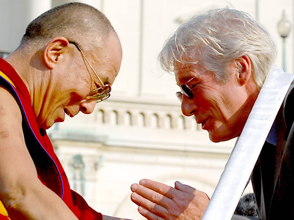 Dalai Lama und Richard Gere beten zusammen.