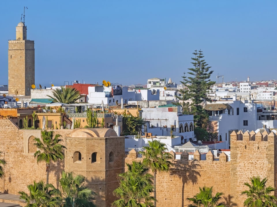 Blick auf die Altstadt von Rabat mit Stadtmauer und Minarett.