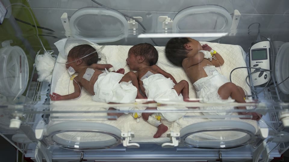 Drei Säuglinge in einem Inkubator im Spital in Rafah im Gazastreifen.