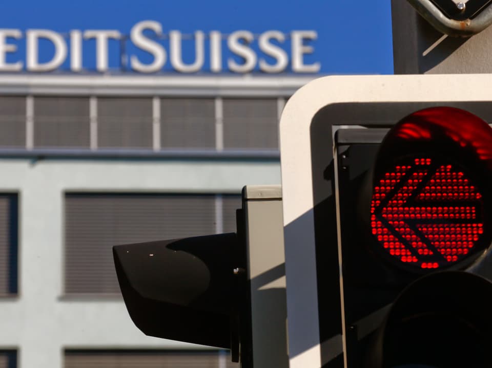 Credit Suisse-Schild hinter Ampel