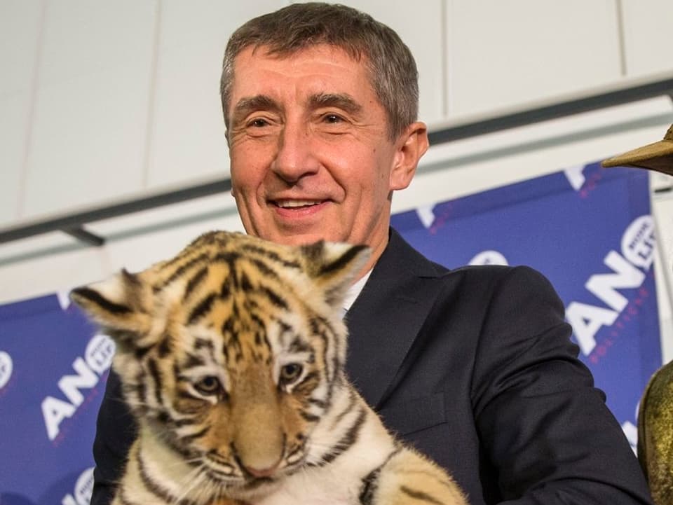 Andrej Babiš mit einem Tiger.