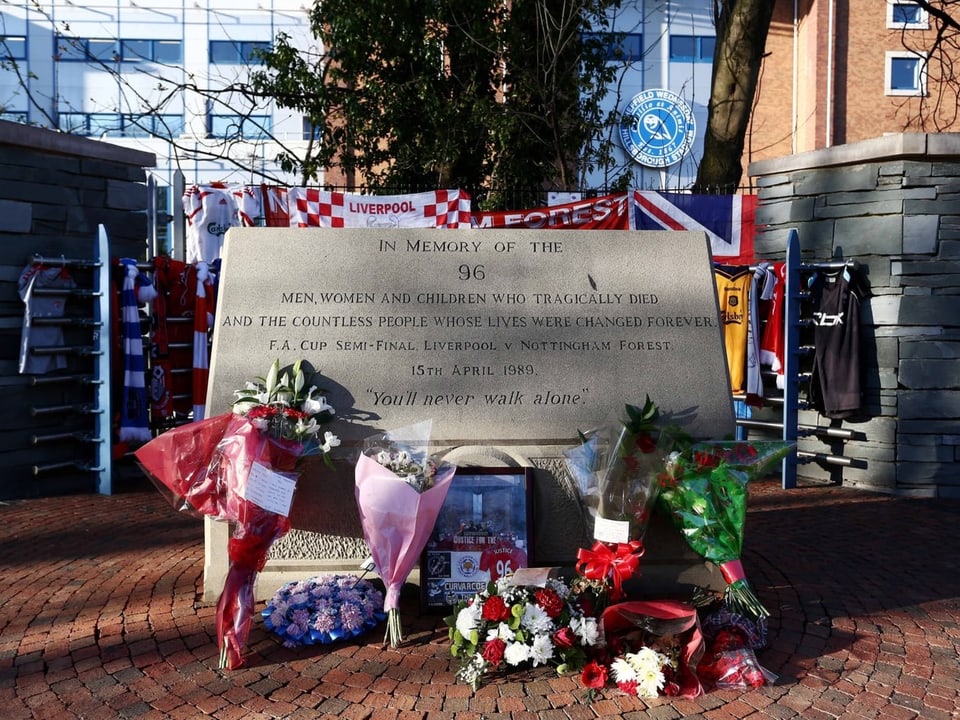 Hillsborough-Denkmal mit Blumen